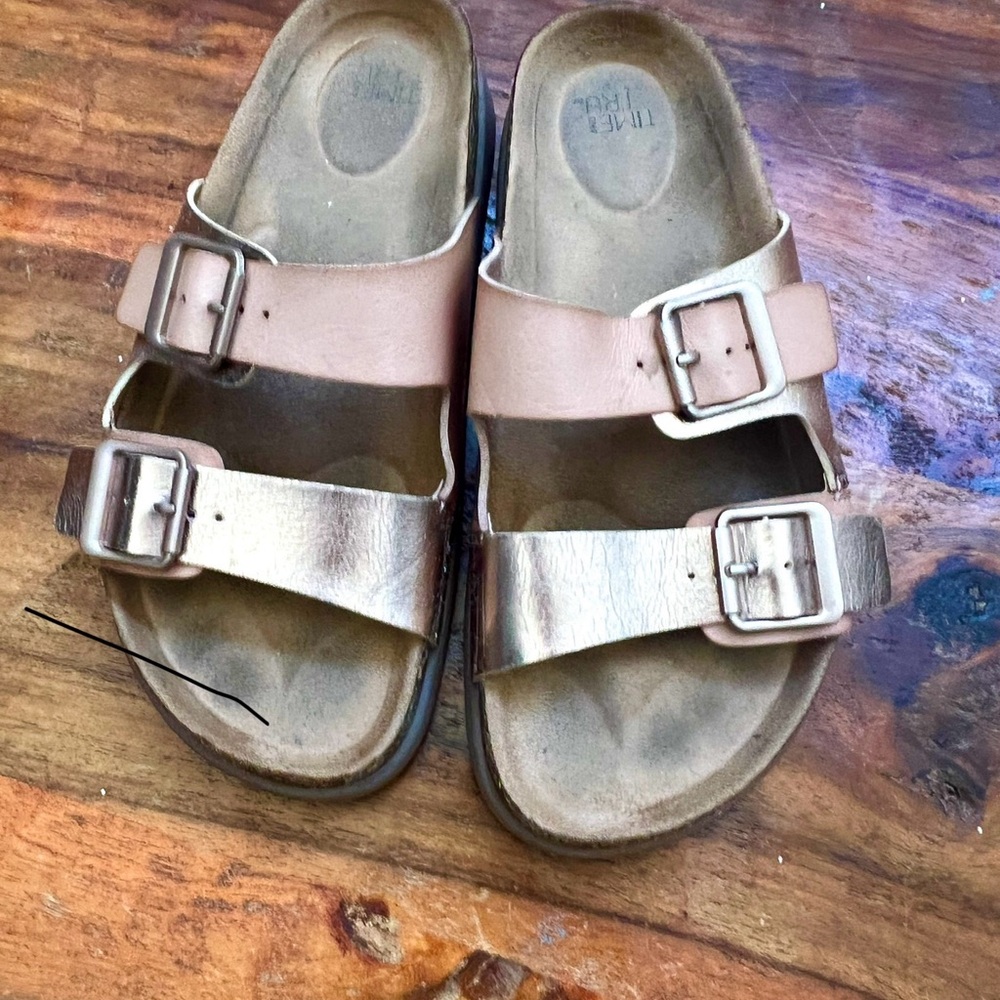 Birkenstock style sandals in lovely rose gold. Gently used and great condition!